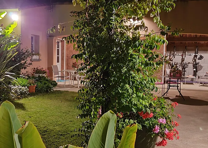 Jolie Le Pavachon A 3 Min Du Puy Du Fou